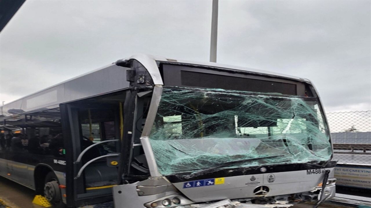 Avcılar'da iki metrobüs çarpıştı: 5 yaralı