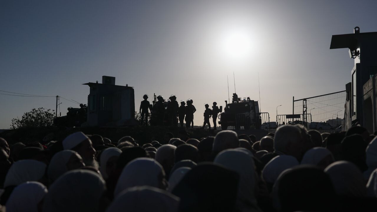 İsrail engeline rağmen 100 bin kişi cuma namazını Aksa'da kıldı