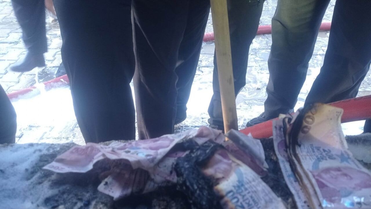 Evde çıkan yangında paraları yandı