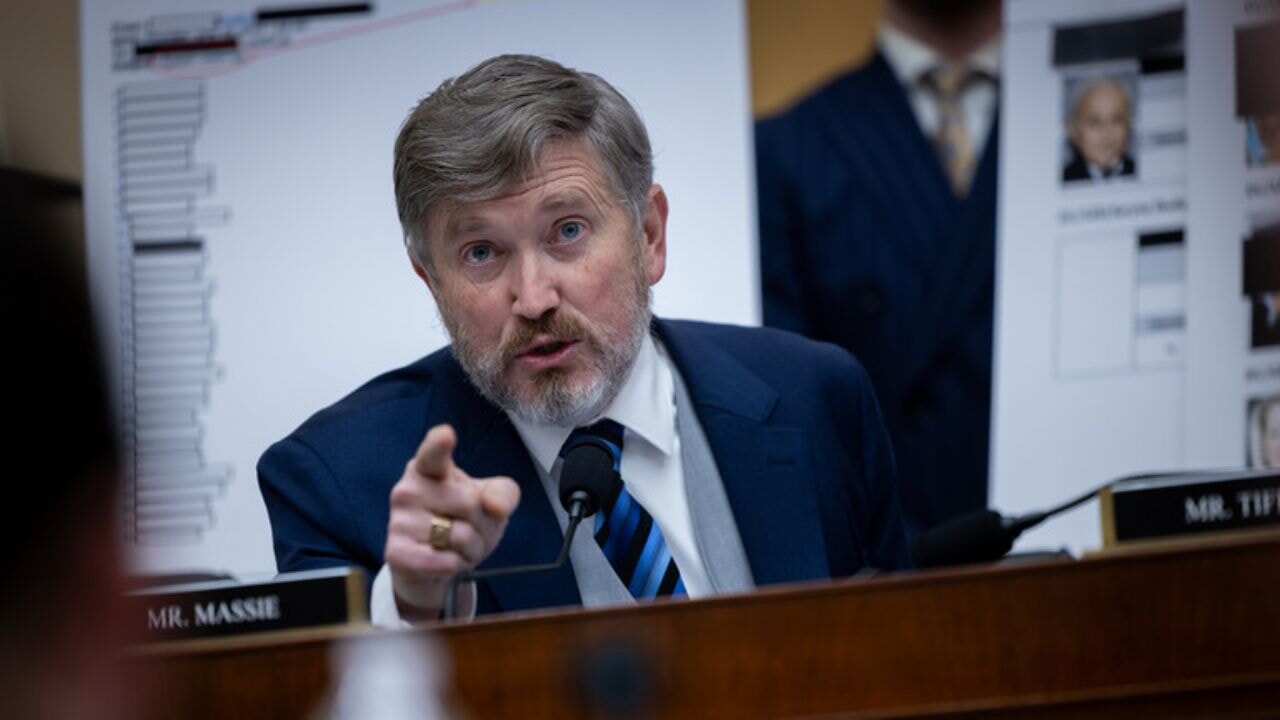 'Trump, Epstein'ı İran ile birlikte gömmeye çalışıyor'