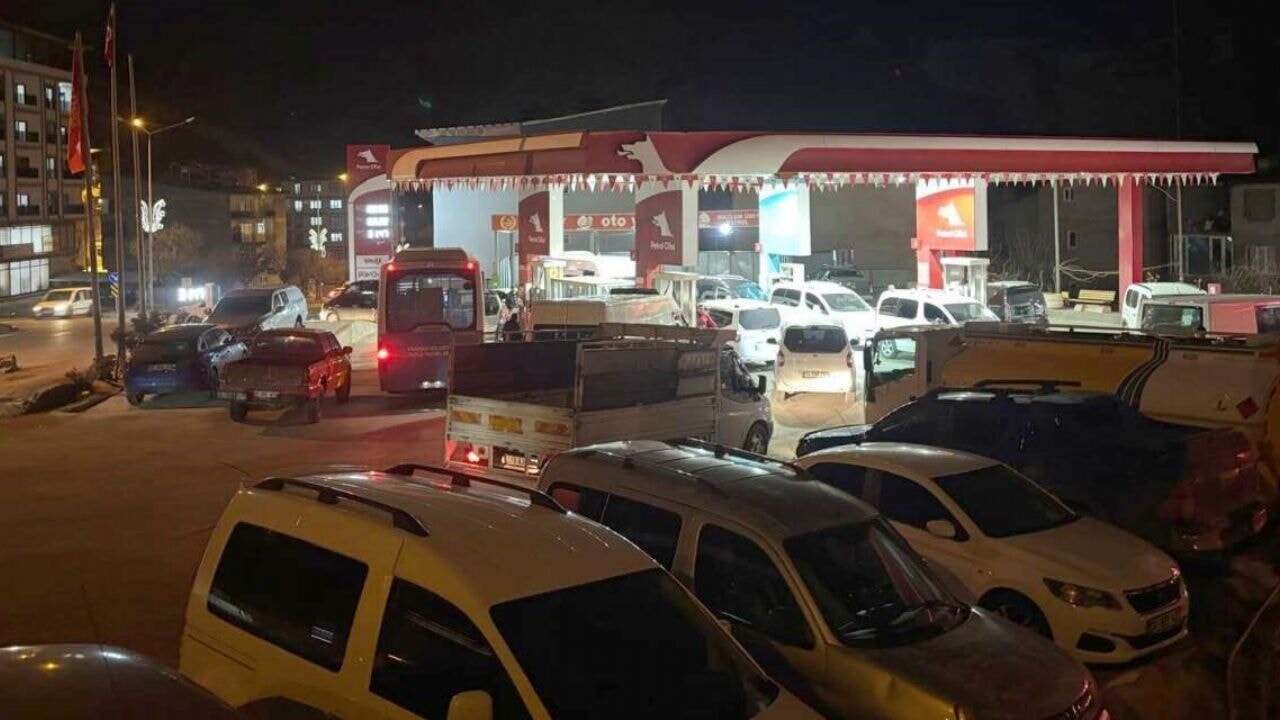 Vatandaşlar akaryakıt kuyruğuna girdi!
