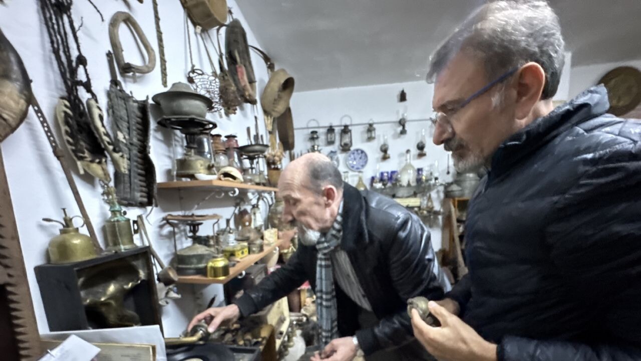 Bir bisküvi kutusundan, 15 bin parçalı etnografya koleksiyonuna