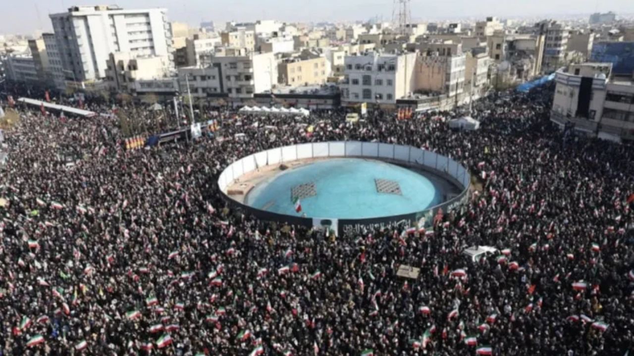 Tahran'da on binler Mücteba Hamaney'e destek için meydanlarda