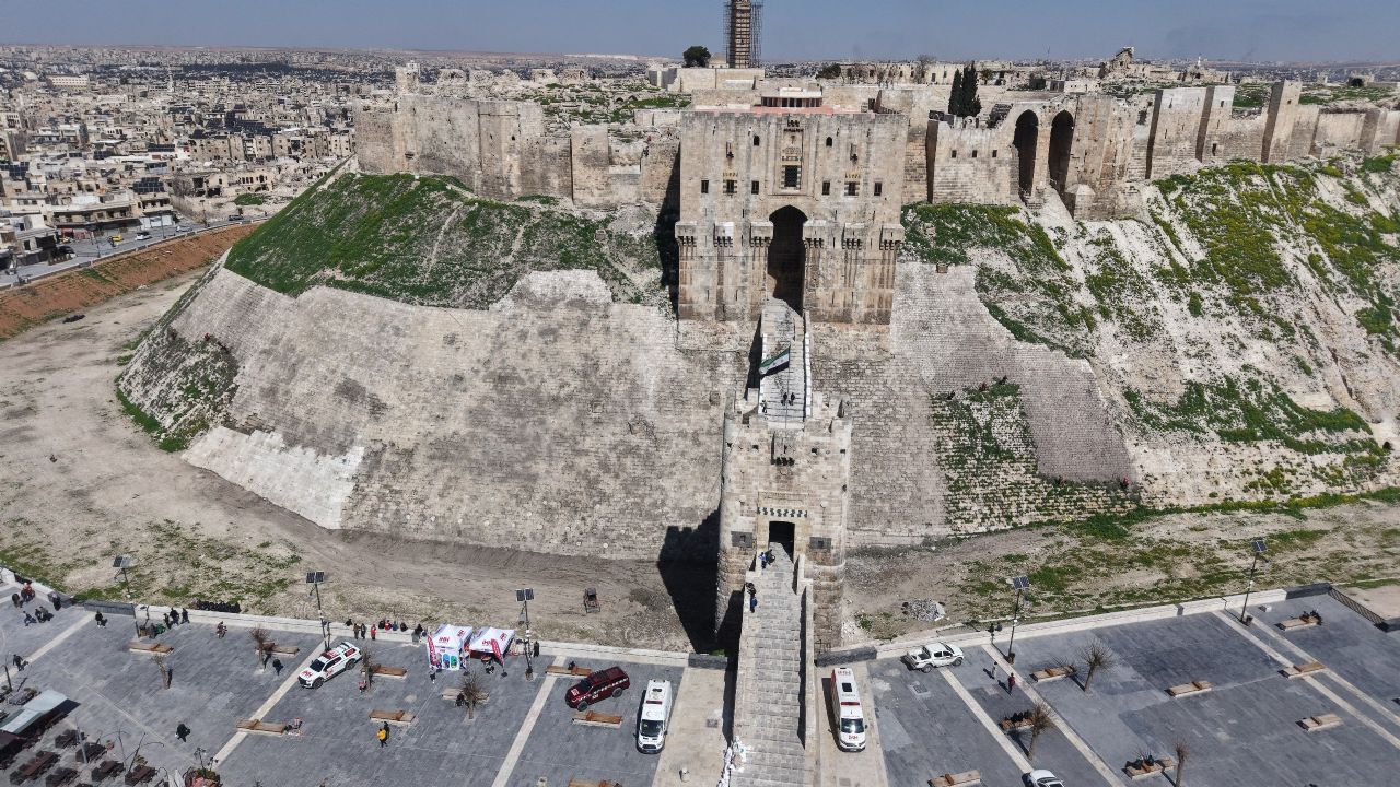 İHH, Halep Kalesi'nde temizlik ve düzenleme çalışması yaptı