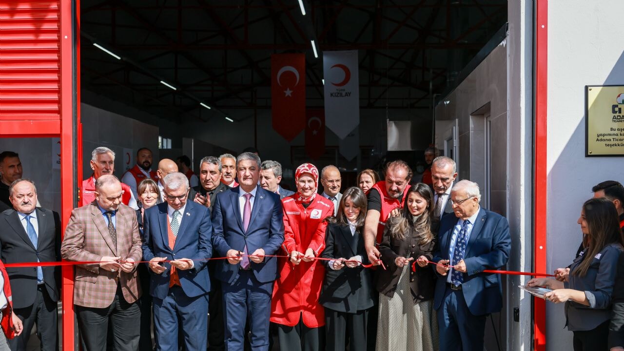 Türk Kızılay Adana'da yeni aşevi açtı, tarihi Taşköprü'de iftar sofrası kurdu