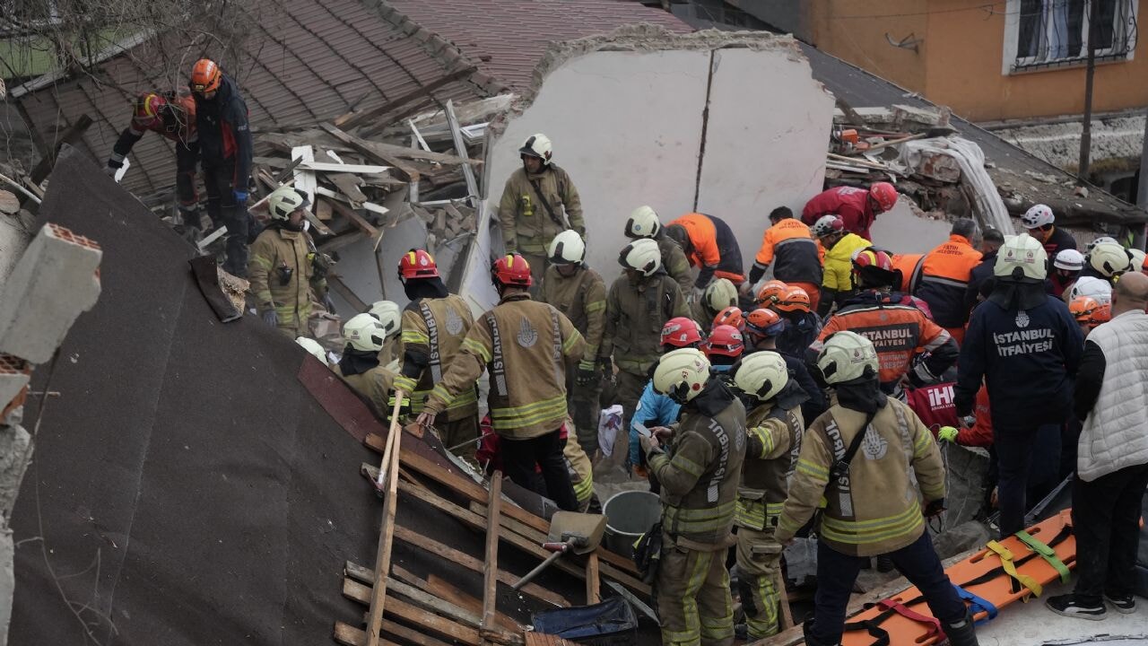Fatih'te patlama: 2 bina çöktü!