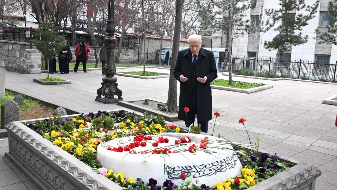 Bahçeli, Muhsin Yazıcıoğlu'nun kabrini ziyaret etti