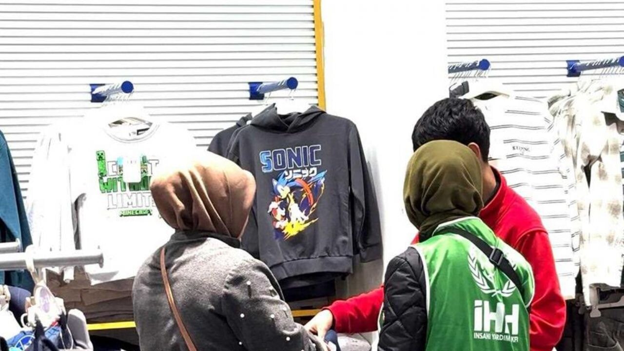 İHH Türkiye'de 4 bin çocuğa bot ve mont dağıttı