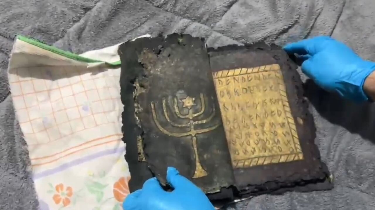 Bizans dönemi altın işlemeli kitap ele geçirildi