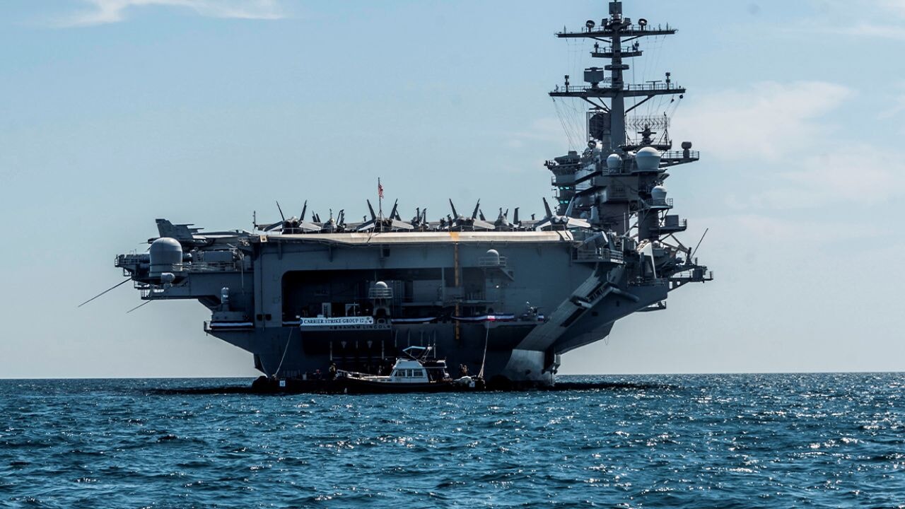 İran, USS Abraham Lincoln uçak gemisine füze attı