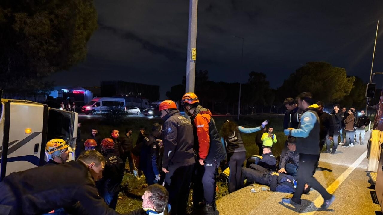 Ceza infaz kurumuna ait servis aracı devrildi: 16 yaralı