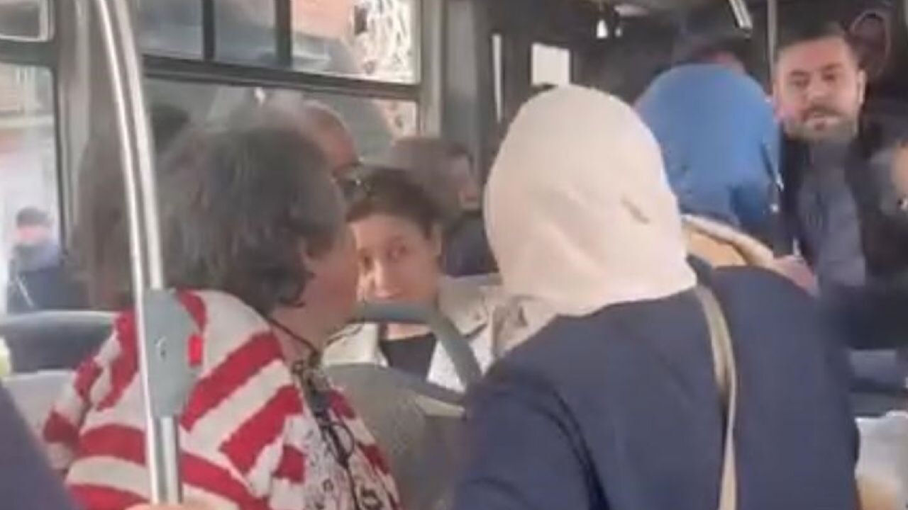 Kadınlar şoförün kolunu ısırdı!