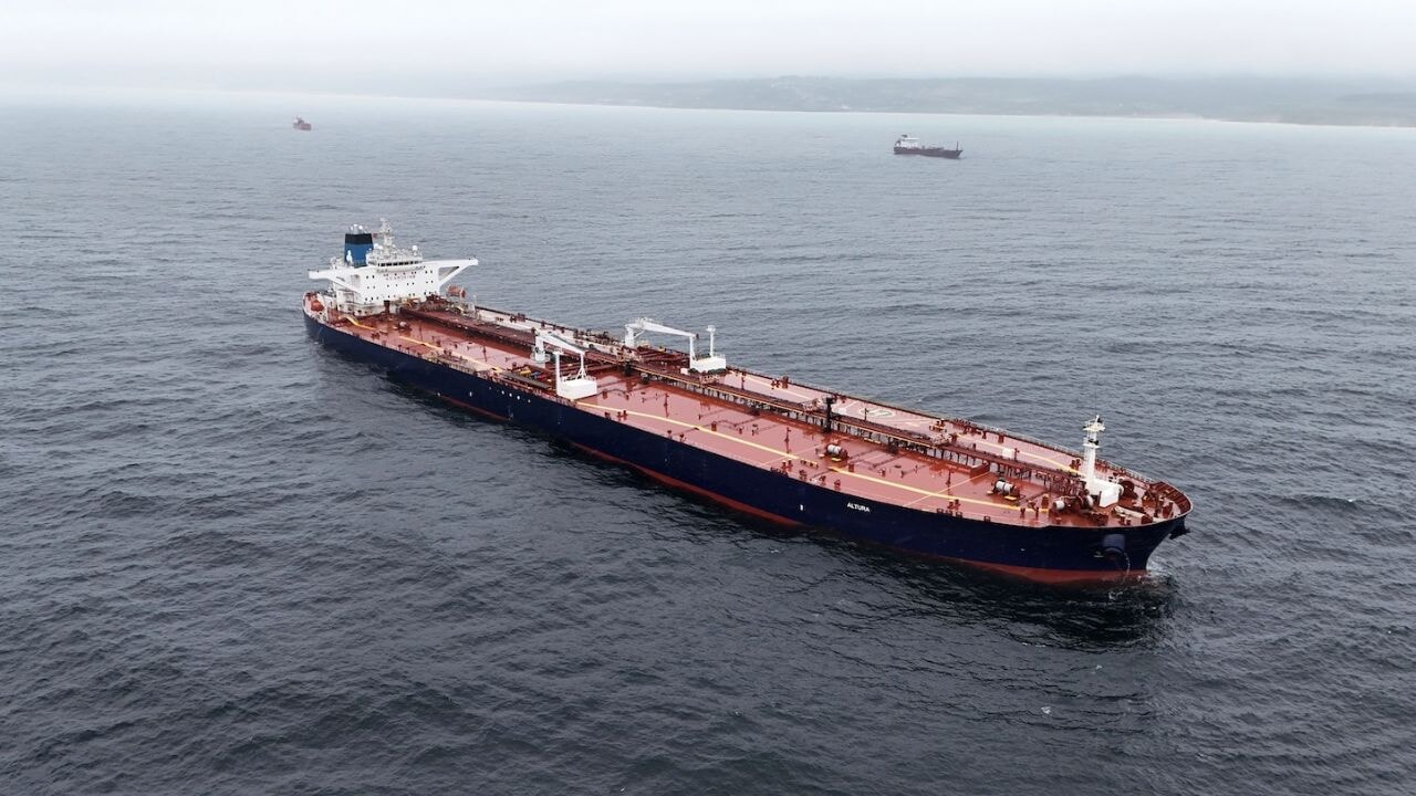 İstanbul'a yaklaşırken vurulan tanker görüntülendi