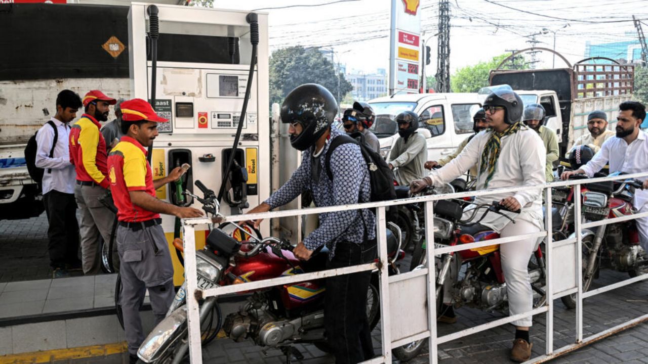 Pakistan'da benzine şok 'savaş' zammı