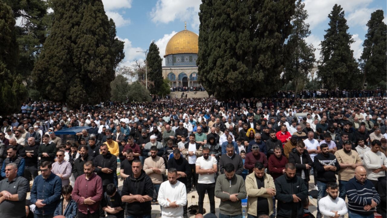 Binlerce Müslüman Cuma namazı için Mescid-i Aksa'ya akın etti