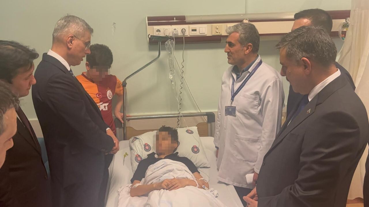 Bakanlar yaralı öğrencileri ziyaret etti