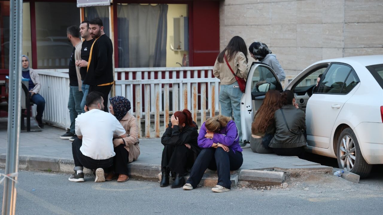 Yaralı öğrencilerin ailelerinin hastane önünde