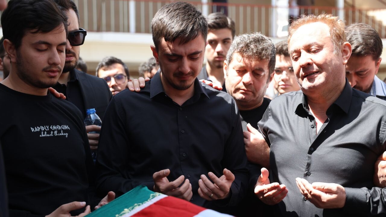 Saldırıda kendini siper eden öğretmenin ailesi cenazede