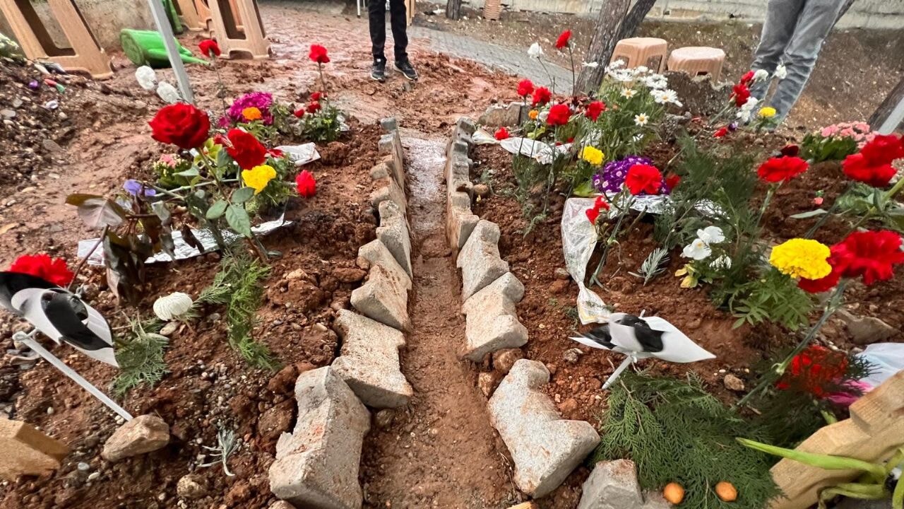 Öğrencilerin mezarlarına bırakılan notlar duygulandırıyor