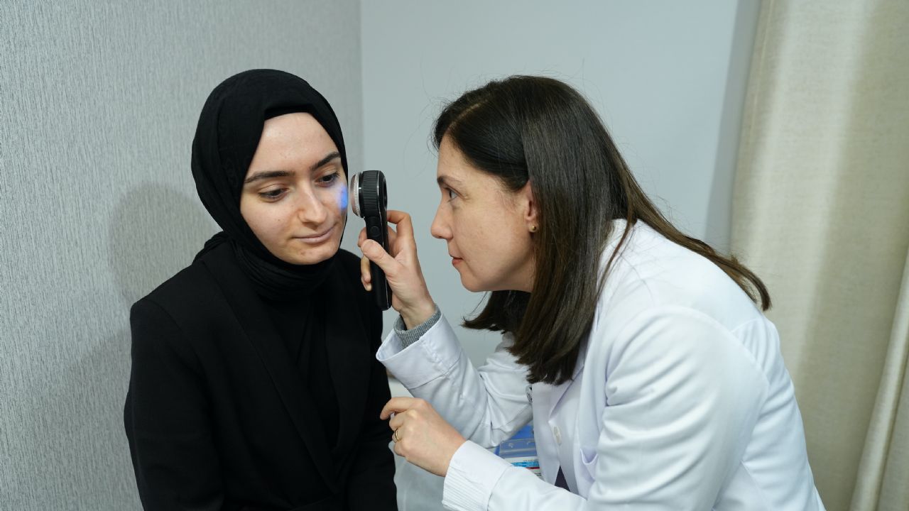 Yüzdeki kızarıklık ve yanma gül hastalığının ilk belirtisi