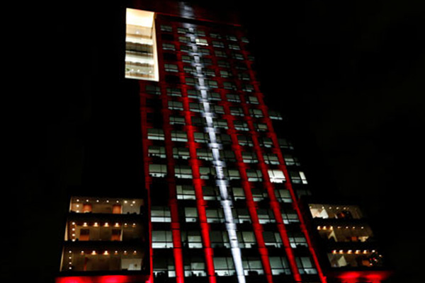 Meksika Dışişleri Bakanlığı binası kırmızı beyaza büründü