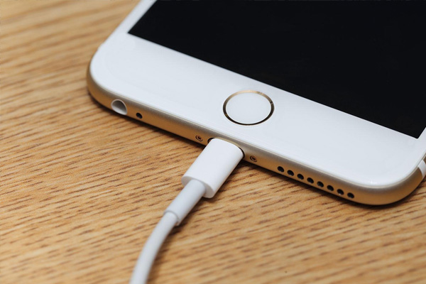 Cebinde telefon şarj eden akıllı ceket