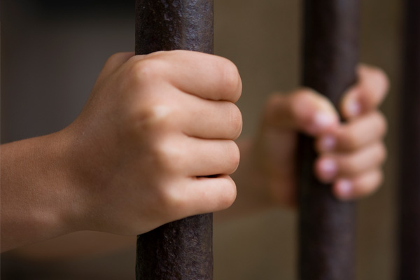 İsrail'den 65 Filistinli çocuğa 'ev hapsi'