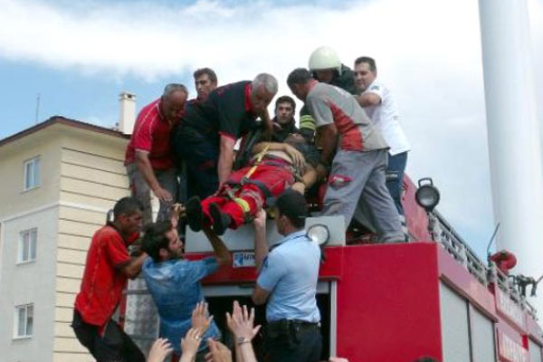 Reklam panosunda akıma kapılıp öldü