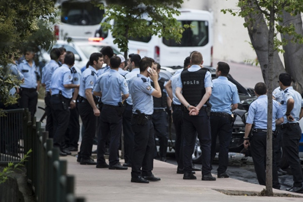 Beşiktaş'ta polise silahlı saldırı
