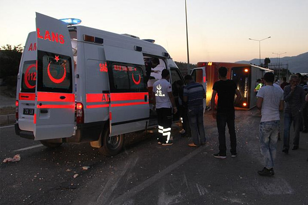 Elazığ'da otobüs devrildi: 27 yaralı