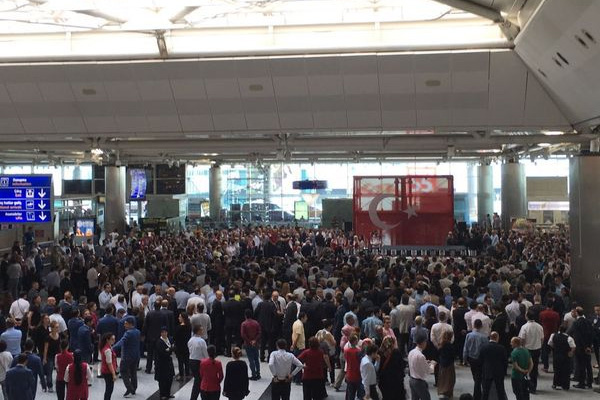 Atatürk Havalimanı çalışanları için tören düzenlendi