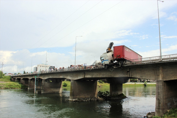 TIR köprüde asılı kaldı