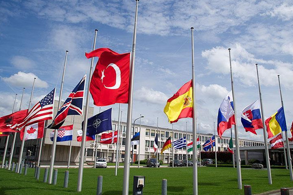 NATO'da bayraklar yarıya indirildi