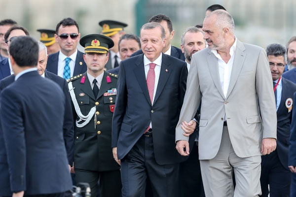 Erdoğan, Arnavutluk Başbakanı ile kol kola