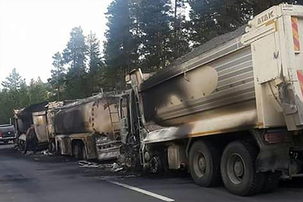 PKK'lılar Van'da 3 kamyonu yaktı