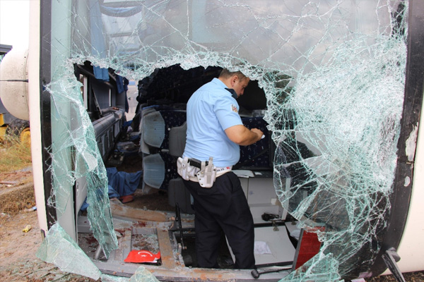 Yolcu otobüsü devrildi: 28 yaralı
