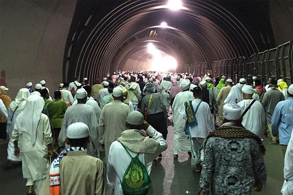 Kabe'de izdiham: 18 kişi yaralandı