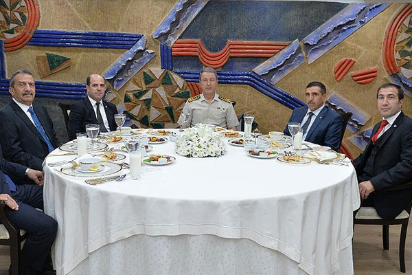 Hulusi Akar köy korucularıyla iftar yaptı