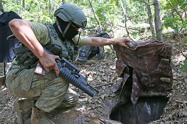 Lice'de PKK'ya ait 19 sığınak imha edildi