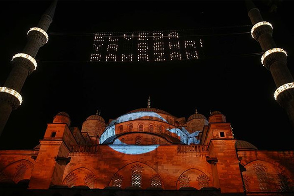 Sultanahmet Camisi'ne Türk bayrağı yansıtıldı
