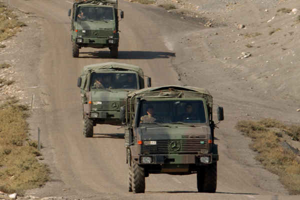 Van’da askeri araca saldırı: 2 yaralı