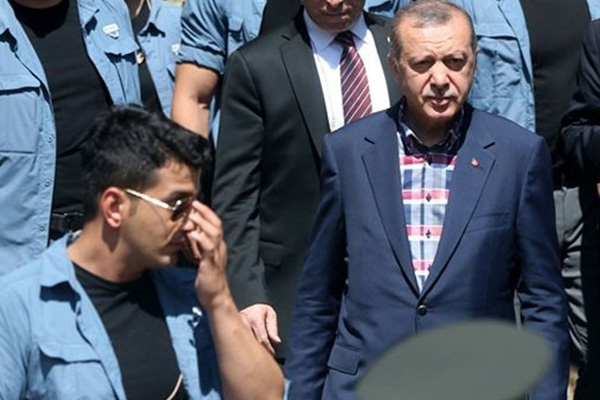 Erdoğan anne babasının kabrini ziyaret etti
