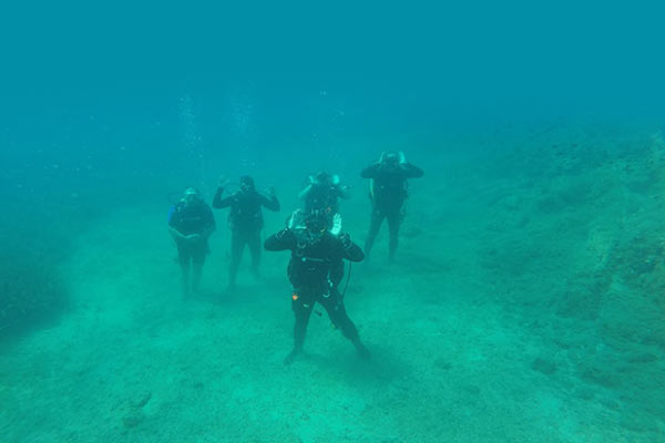 Su altında namaz kılıp dua ettiler