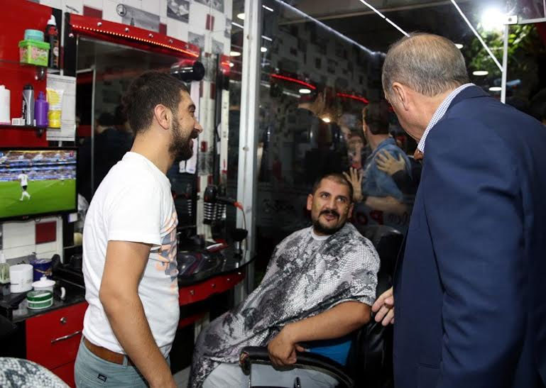 Yüzüne ağda yaptırırken karşısına Erdoğan çıktı