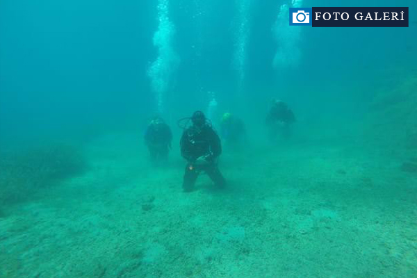 Su altında namaz kıldılar