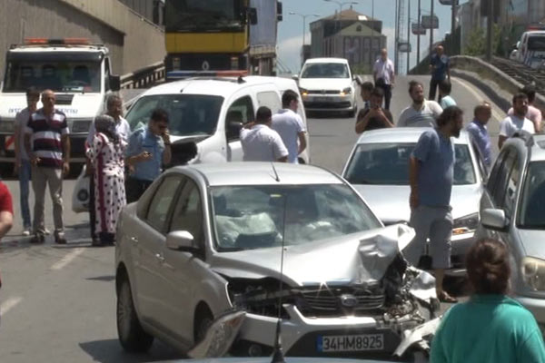 İstanbul’da 15 araç birbirine girdi