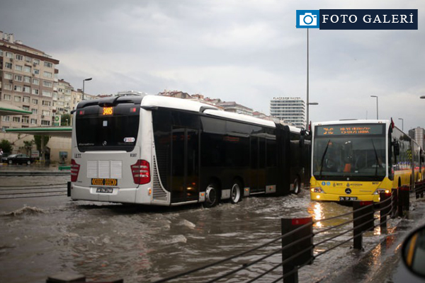 İstanbul'da yağmur sele dönüştü