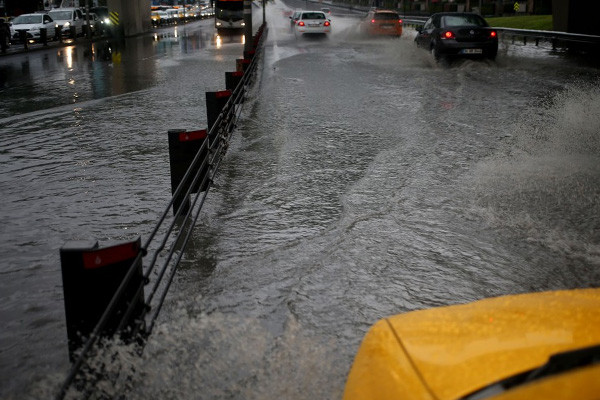 İstanbul'da sağanak yağış! E-5'te trafik durdu