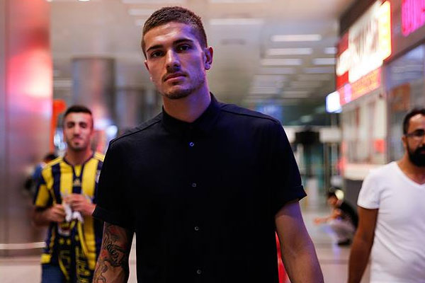 Fenerbahçe'nin yıldız transferi imzayı attı