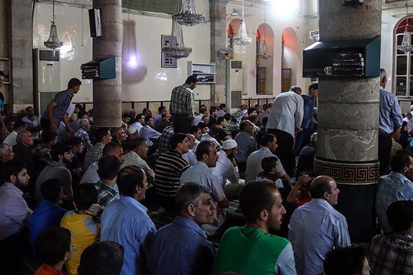 Suriye halkı saldırılara rağmen camilere koştu